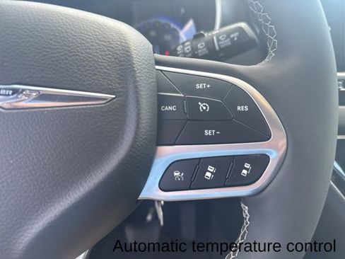 Used 2026 Chrysler Pacifica Select image 20