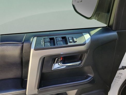 Used 2018 Toyota 4Runner SR5 AWD/4WD image 27