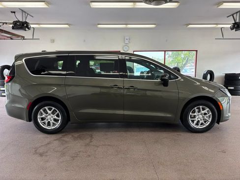 New 2027 Chrysler Pacifica Select FWD image 30