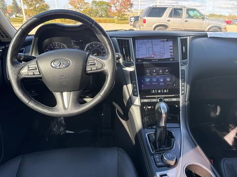 Used 2016 INFINITI Q50 Premium w/ Driver Assistance Package image 10