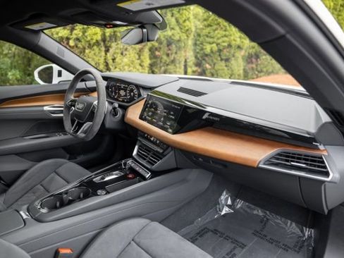 Used 2022 Audi e-tron GT Premium Plus AWD/4WD image 26