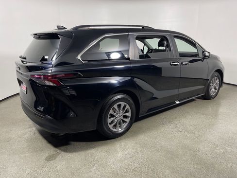 Certified 2023 Toyota Sienna XLE image 3