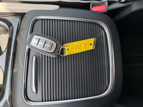 Used 2024 Chrysler Pacifica Limited FWD image 2