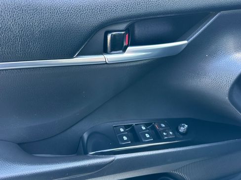 Certified 2018 Toyota Camry SE w/ Convenience Package image 10