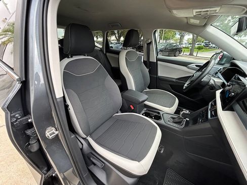 Certified 2026 Volkswagen Taos SE w/ Black Wheel Package FWD image 34
