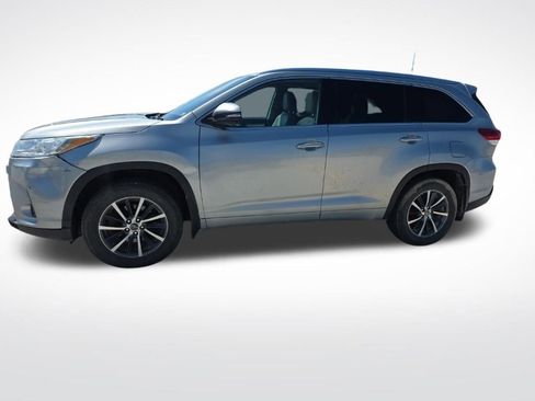 Used 2018 Toyota Highlander XLE image 2