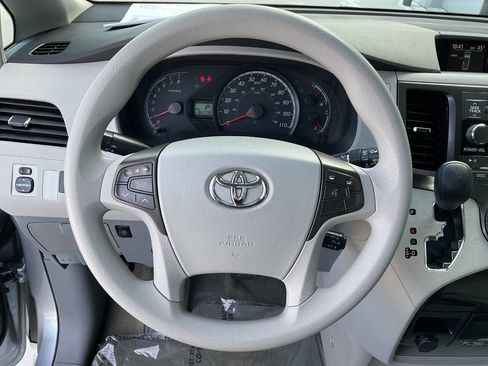 Used 2011 Toyota Sienna LE image 17