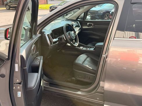Used 2025 Kia Sorento EX AWD/4WD image 3