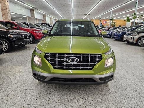 Used 2021 Hyundai Venue SEL FWD image 2