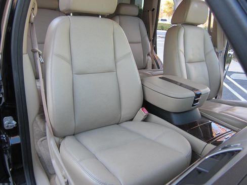 Used 2009 Cadillac Escalade Base AWD 4dr SUV w/V8 Ultra Lu image 23