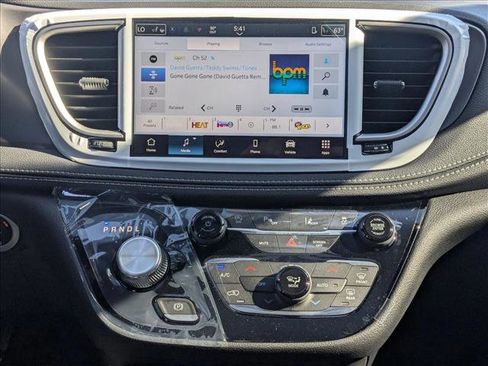 New 2026 Chrysler Pacifica Select image 12