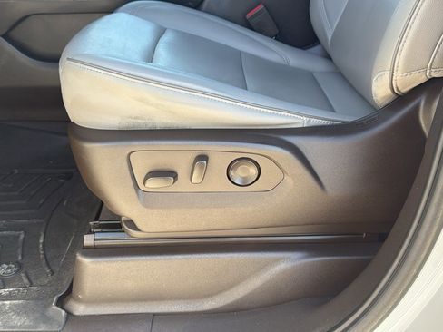 Used 2022 GMC Yukon XL SLT w/ SLT Luxury Package image 10