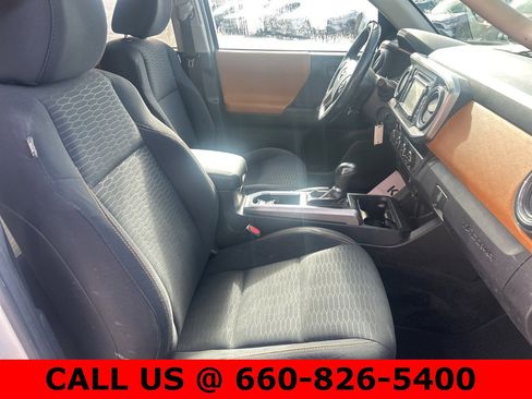 Used 2016 Toyota Tacoma SR5 w/ SR5 Appearance Package (SN) image 10