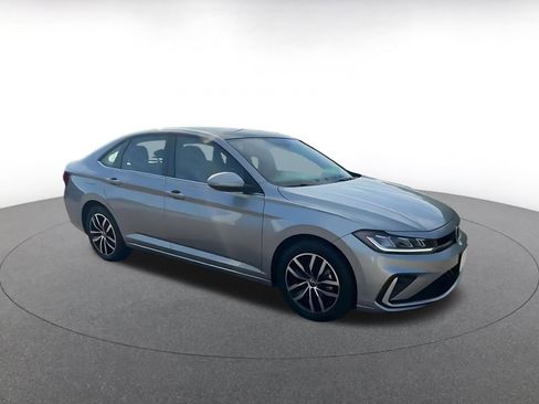 Used 2025 Volkswagen Jetta SE image 2