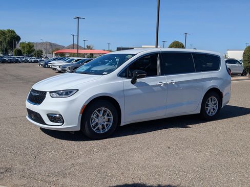 New 2026 Chrysler Pacifica Select image 2