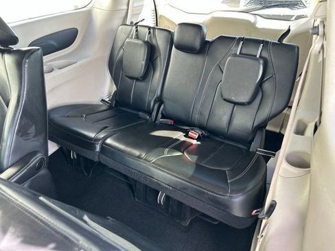 Used 2023 Chrysler Pacifica Touring-L FWD image 44