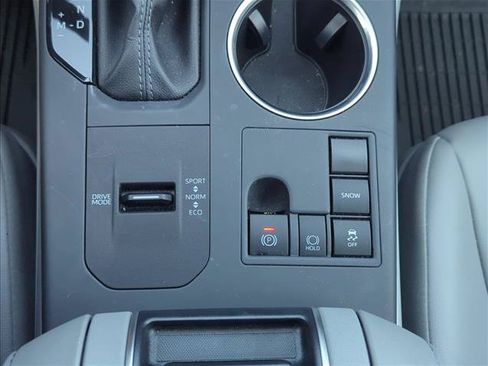 Used 2025 Toyota Highlander XLE FWD image 19