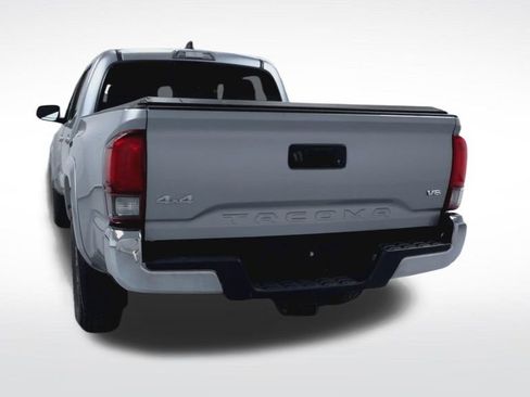 Certified 2022 Toyota Tacoma SR5 AWD/4WD image 8