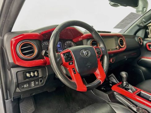 Used 2018 Toyota Tacoma TRD Off-Road AWD/4WD image 10