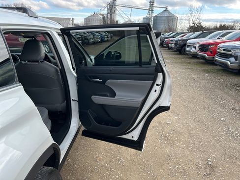 Used 2022 Toyota Highlander XLE image 24