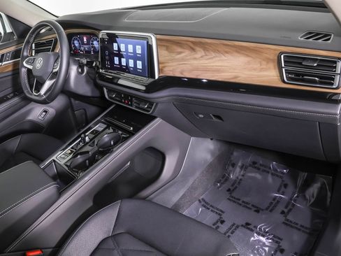 Used 2024 Volkswagen Atlas SE w/ Black Wheel Package image 45