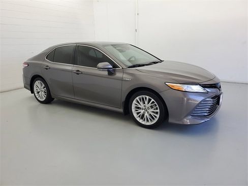 Used 2020 Toyota Camry XLE image 4