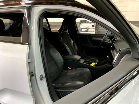Used 2021 Volvo XC40 P8 Recharge image 9