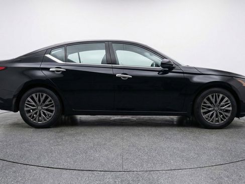 Used 2025 Nissan Altima 2.5 SV image 11