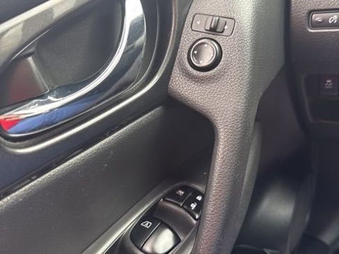 Used 2017 Nissan Rogue SV w/ Sun & Sound Touring Package image 28