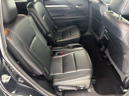 Used 2017 Toyota Highlander XLE AWD/4WD image 29