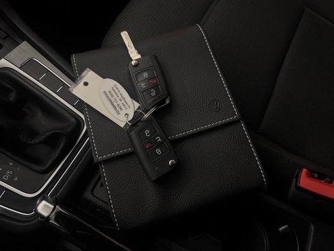 Used 2018 Volkswagen Golf S image 33