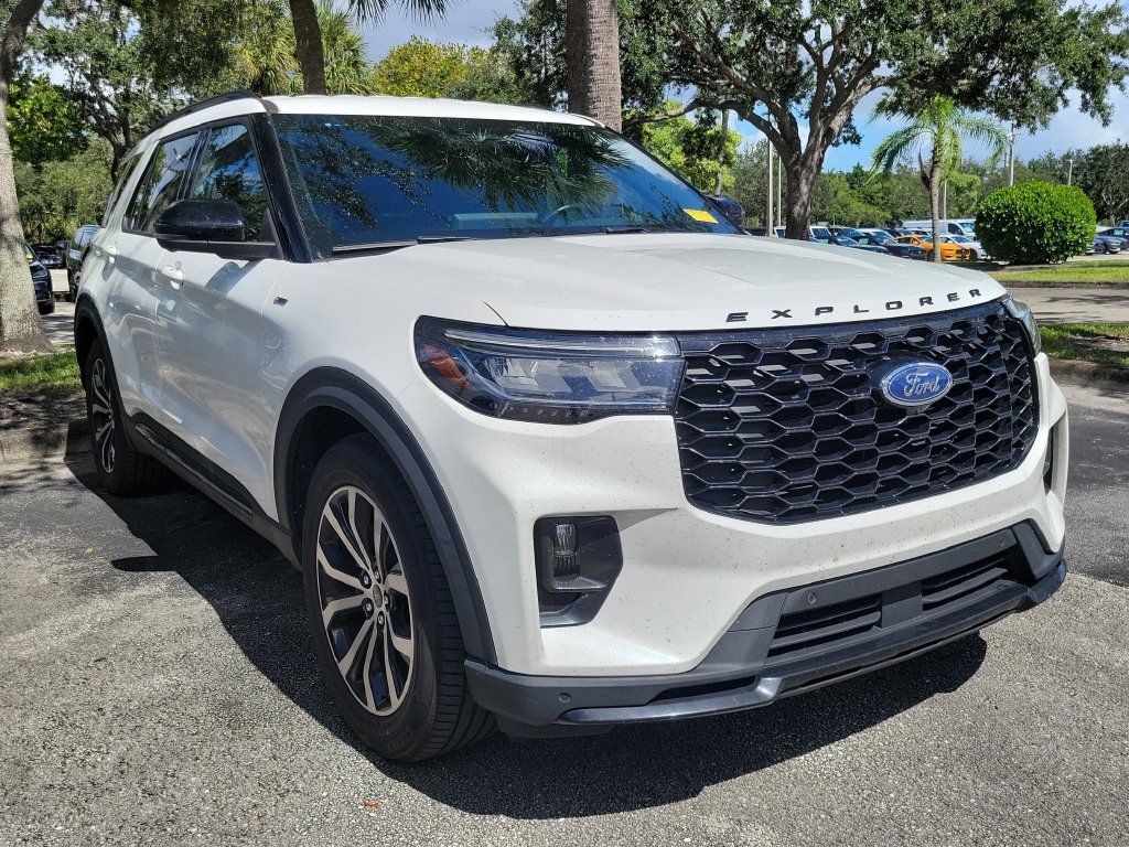 Used 2025 Ford Explorer ST-Line RWD image 3