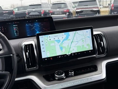 Used 2025 Ford Expedition Platinum image 5