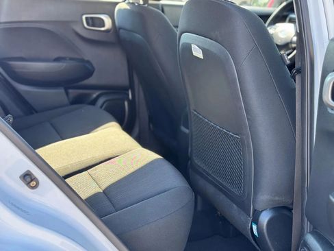 Used 2023 Hyundai Venue SE FWD image 25