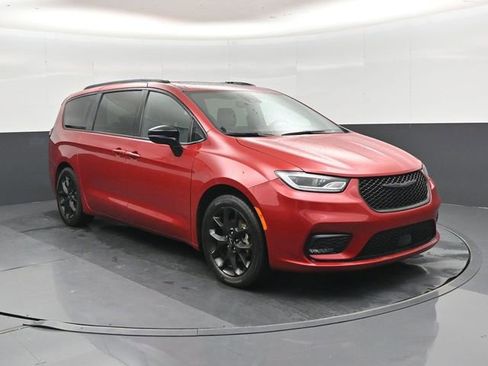 Used 2025 Chrysler Pacifica Limited FWD image 1