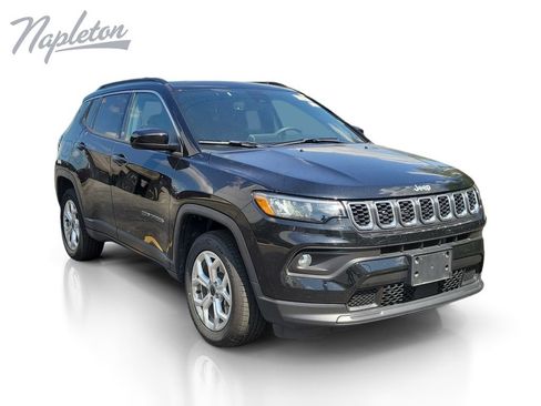 Used 2025 Jeep Compass Latitude w/ Sun & Sound Group AWD/4WD image 8