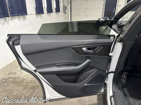 Used 2019 Audi Q8 Premium Plus w/ Premium Plus AWD/4WD image 21
