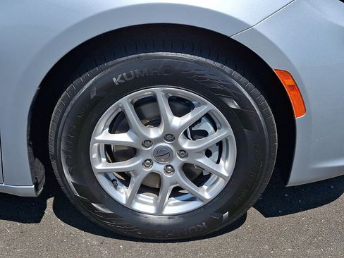 Certified 2023 Chrysler Pacifica Touring-L FWD image 8