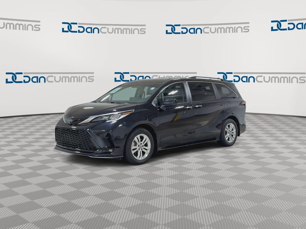 Used 2023 Toyota Sienna XSE w/ XSE Plus Package AWD/4WD image 4