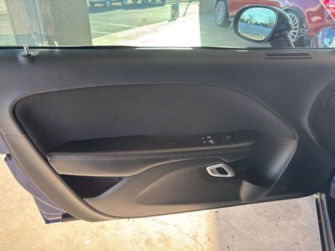 Used 2015 Dodge Challenger SXT image 8