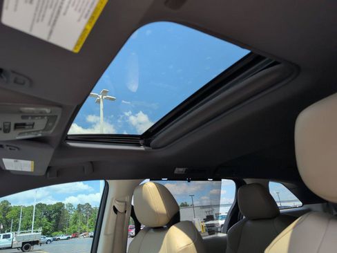 Used 2024 Toyota Sienna XLE FWD image 17