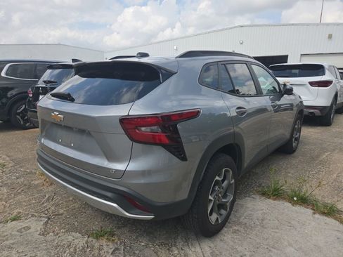 Used 2025 Chevrolet Trax LT w/ LT Convenience Package FWD image 9