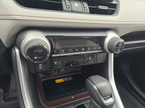 Used 2025 Toyota RAV4 Limited image 29
