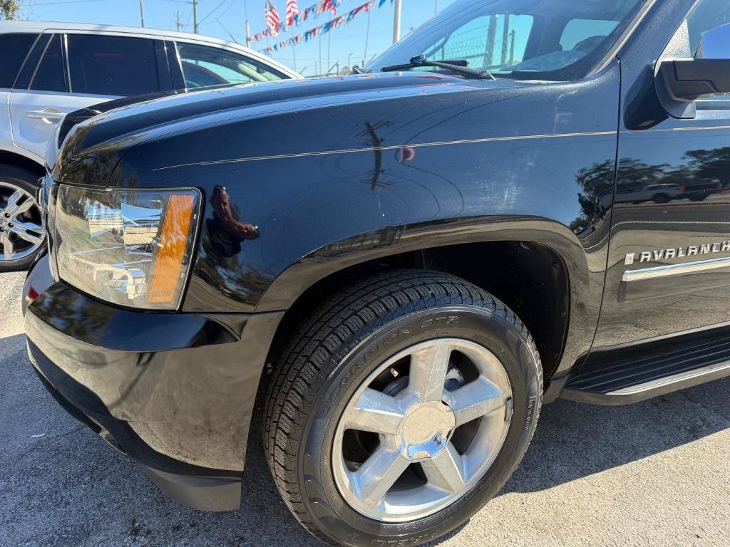 Used 2009 Chevrolet Avalanche LTZ RWD image 16