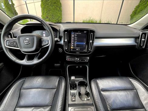 Used 2022 Volvo XC40 T5 Momentum image 15