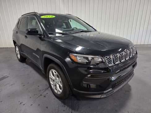 Used 2024 Jeep Compass Latitude AWD/4WD image 2
