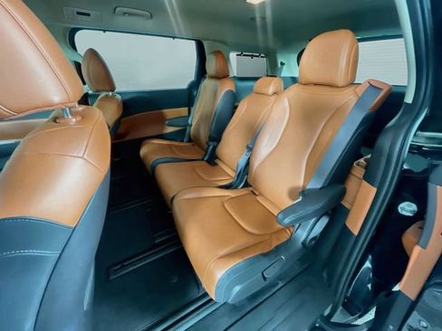 Used 2025 Kia Carnival EX FWD image 25