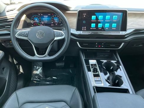 Certified 2025 Volkswagen Atlas SE FWD image 12