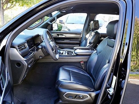 Used 2023 Jeep Wagoneer 2WD image 14