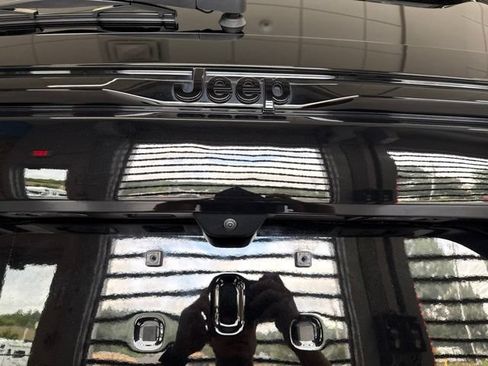 Used 2023 Jeep Grand Cherokee Limited w/ Black Appearance Package AWD/4WD image 22